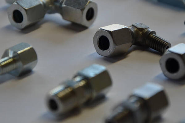 Zentralschmierungs-Anwendungen – Verschraubungen und Schläuche
