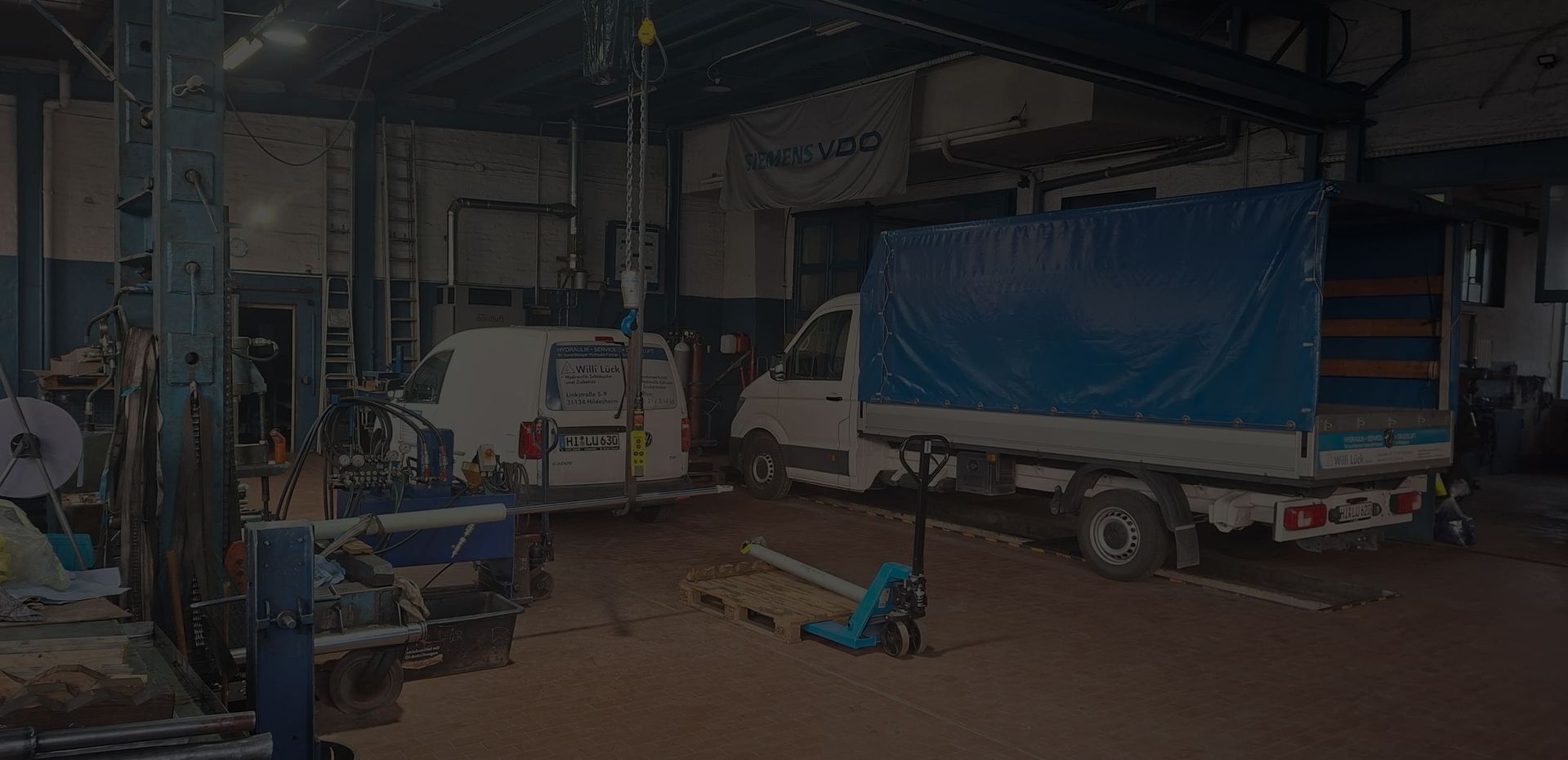 Eine Werkstatt mit einem Kleintransporter